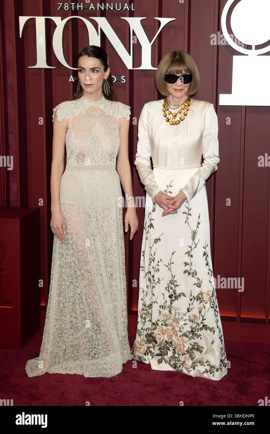 Bee Carrozzini und Anna Wintour bei der Verleihung der 78. Tony Awards