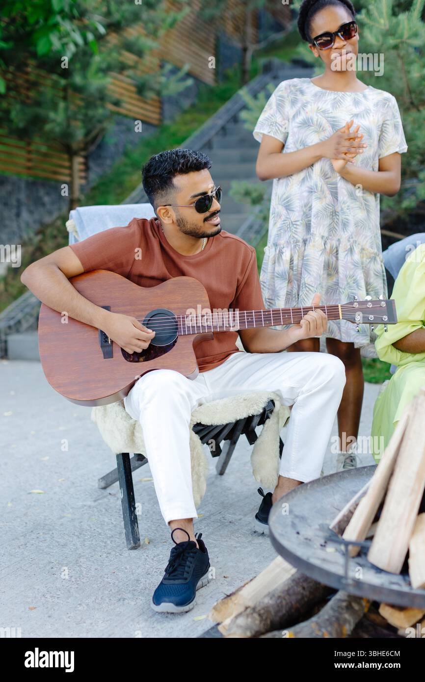 Indian family picnic table hi-res stock photography and images - Alamy