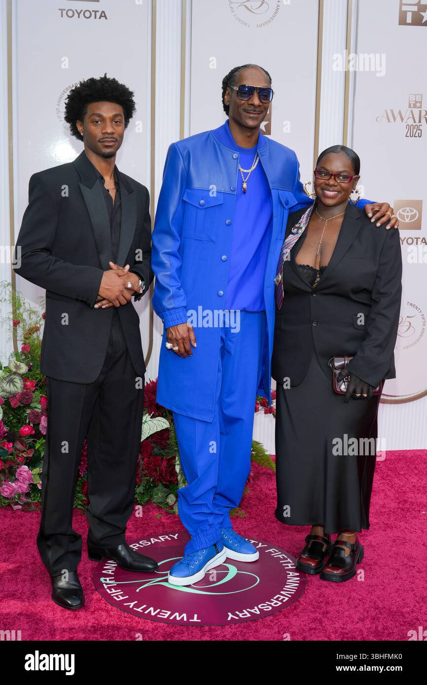 Jonathan Daviss, from left, Snoop Dogg, and Cori Broadus arrive at the