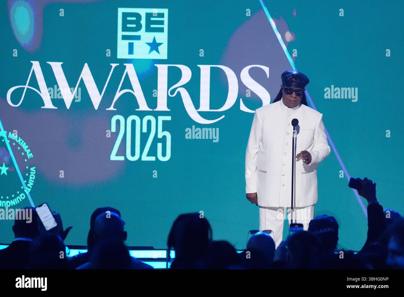 Stevie Wonder presents to the ultimate icon award to Jamie Fox during ...