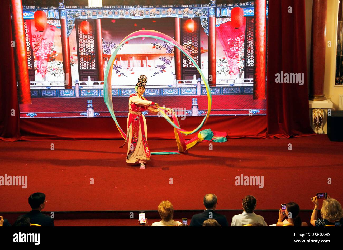 Zhang Yishan Plays Peking Opera Actor Meng Jinful in Yun Que Jiao Tian Lu Zhang Yishan Plays Peking Opera Actor Meng Jinful in Yun Que Jiao Tian Lu