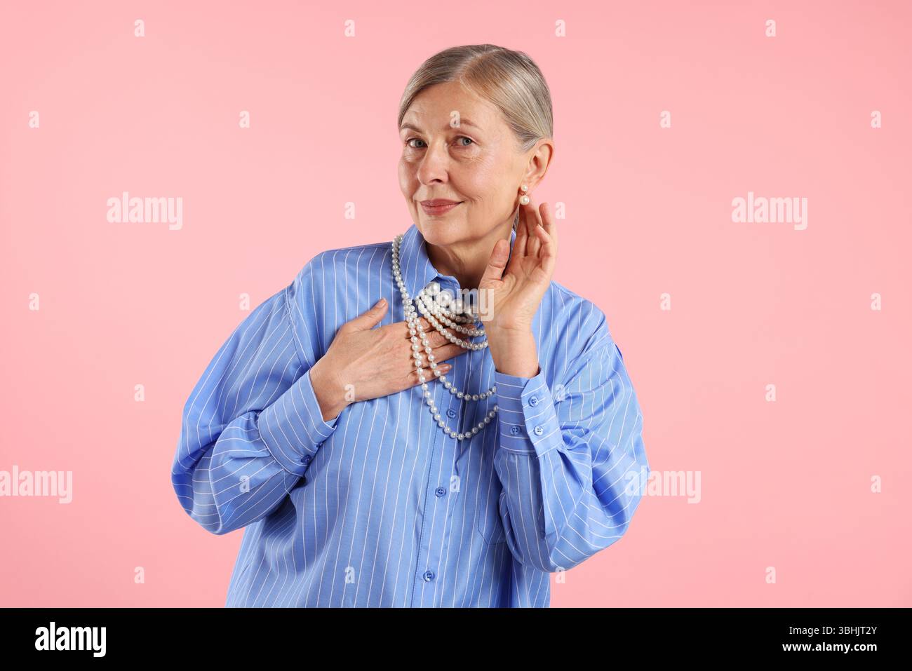 Pearl jewelry wearing model hi-res stock photography and images - Alamy