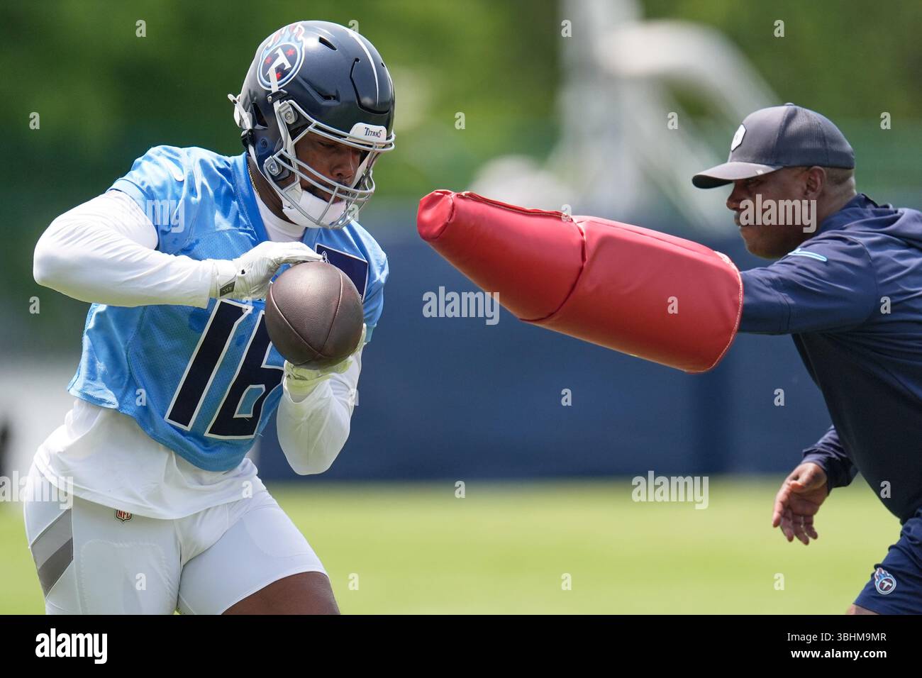 Tennessee Titans wide receiver Treylon Burks (16) makes a catch past ...