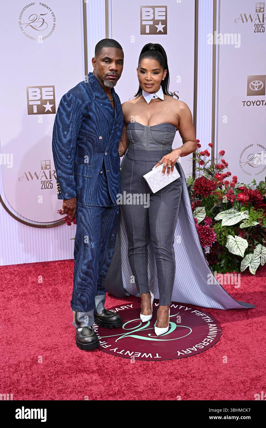 kirk franklin red dress @Maverick City Music & #KirkFranklin tearing down the stage at the #BETAwards #BET #WhereBlackCultureLives