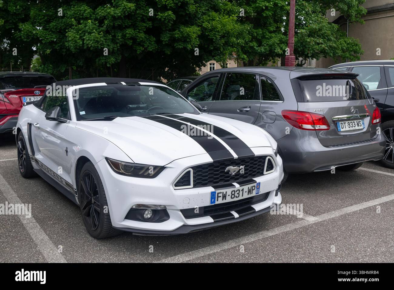 White ford mustang convertible hi-res stock photography and images - Alamy, image size:1300x956