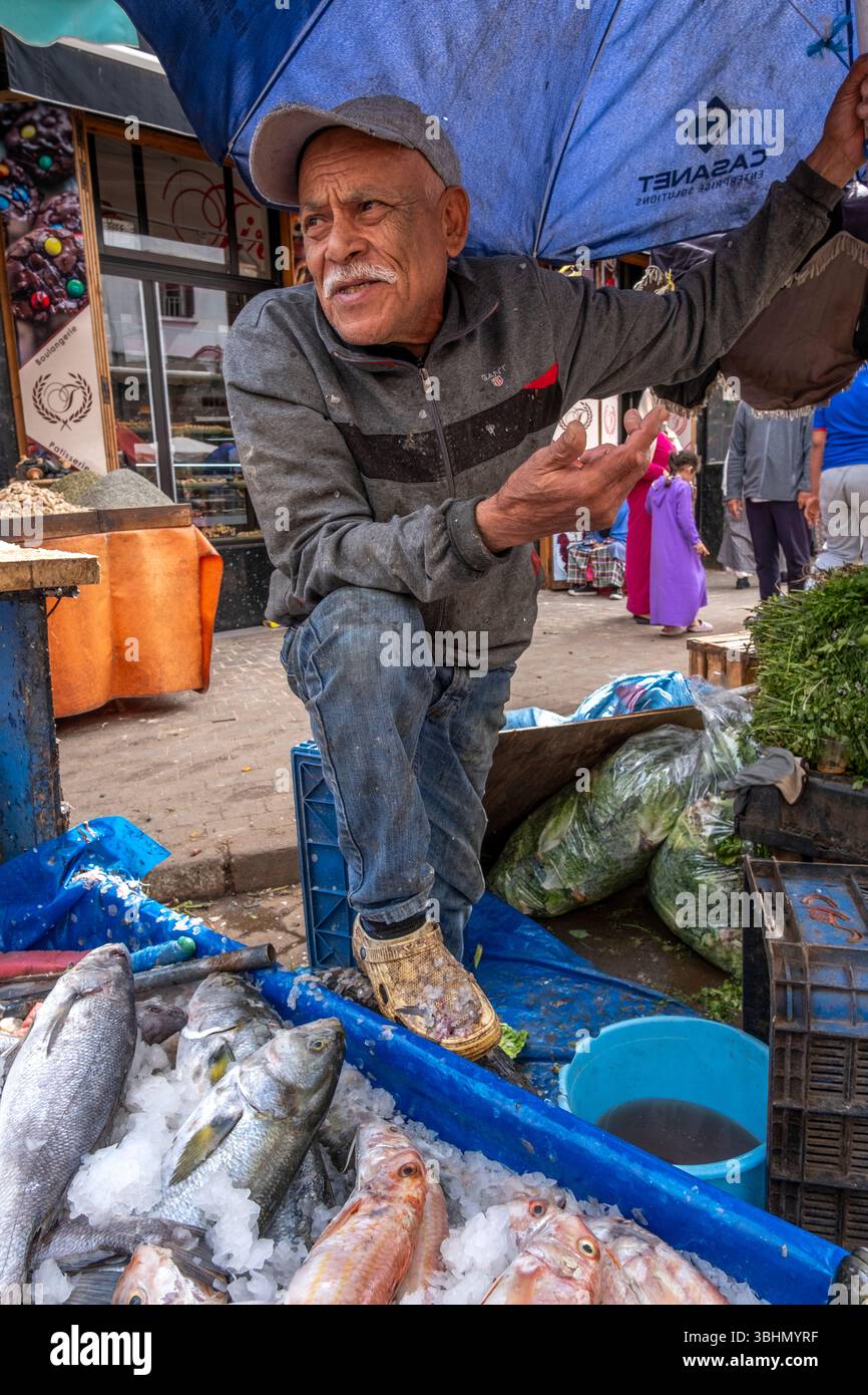 Old merchant selling fish hi-res stock photography and images - Alamy