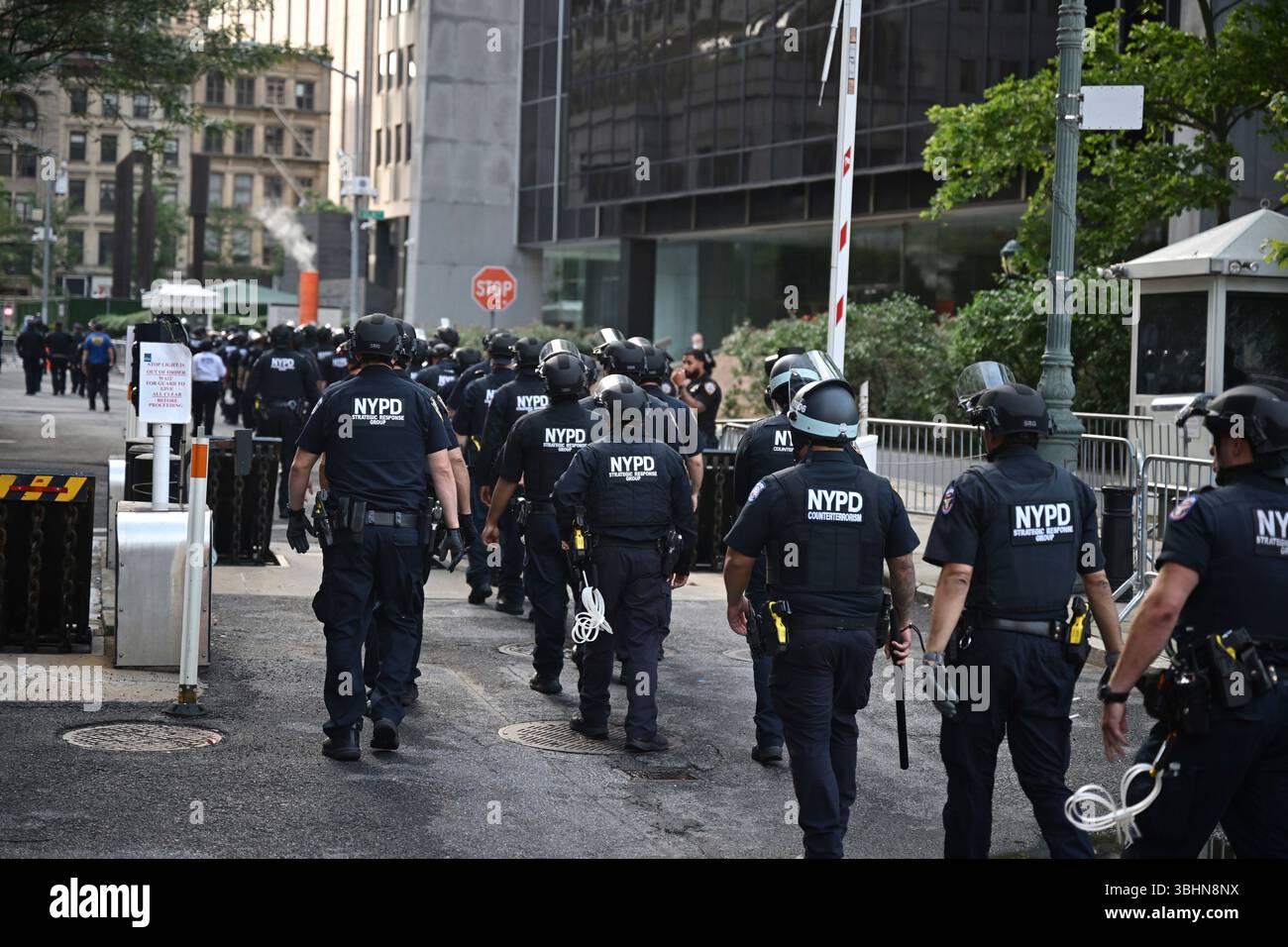 Manhattan Riot Photo by: NDZ/STAR MAX/IPx 2025 6/10/25 Police in riot gear stand ...