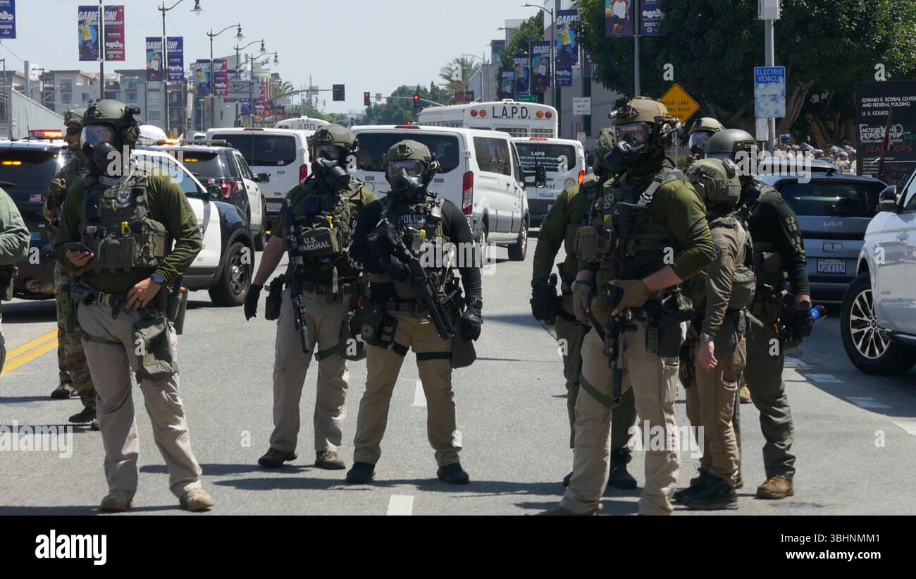 Los Angeles, California, USA 10th June 2025 LAPD Police and Soldiers ...
