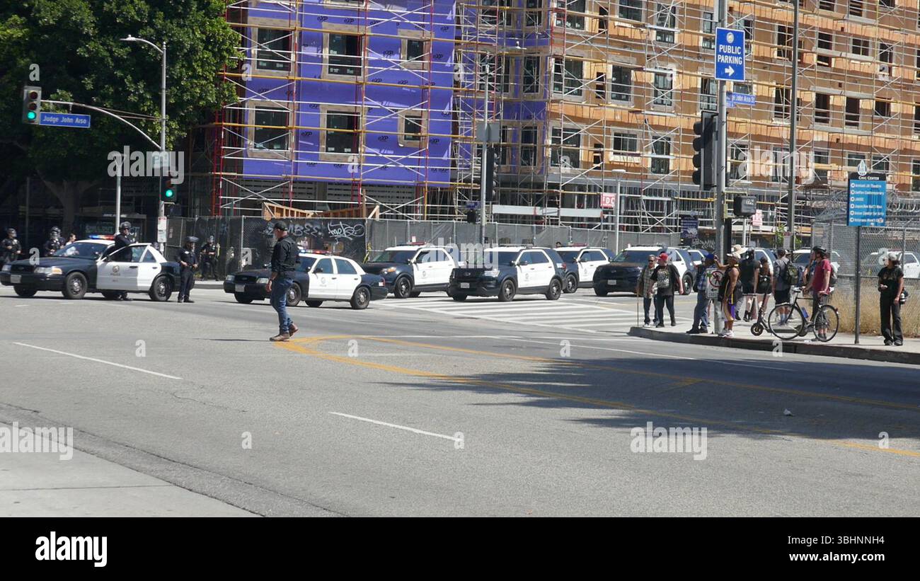 Los Angeles, California, USA 10th June 2025 LAPD Police and Soldiers ...
