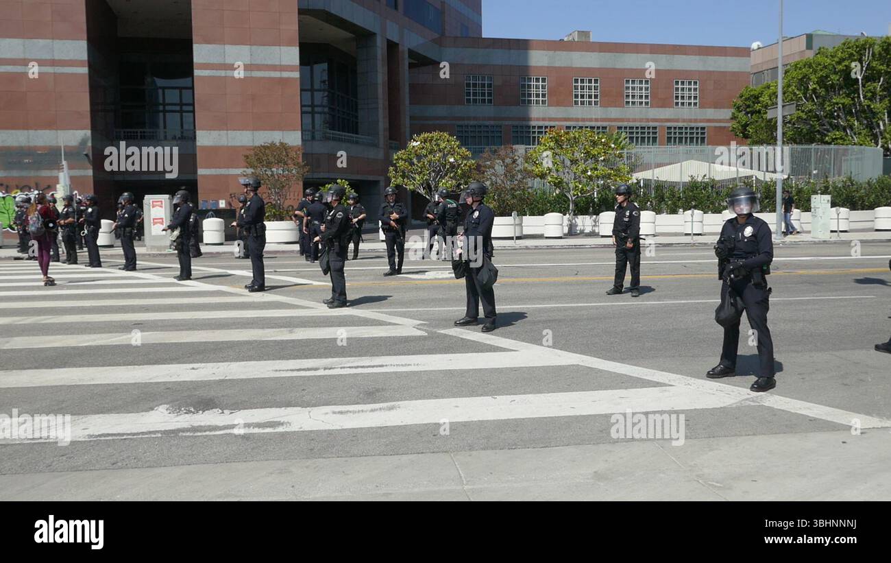 Los Angeles, California, USA 10th June 2025 LAPD Police and Soldiers ...