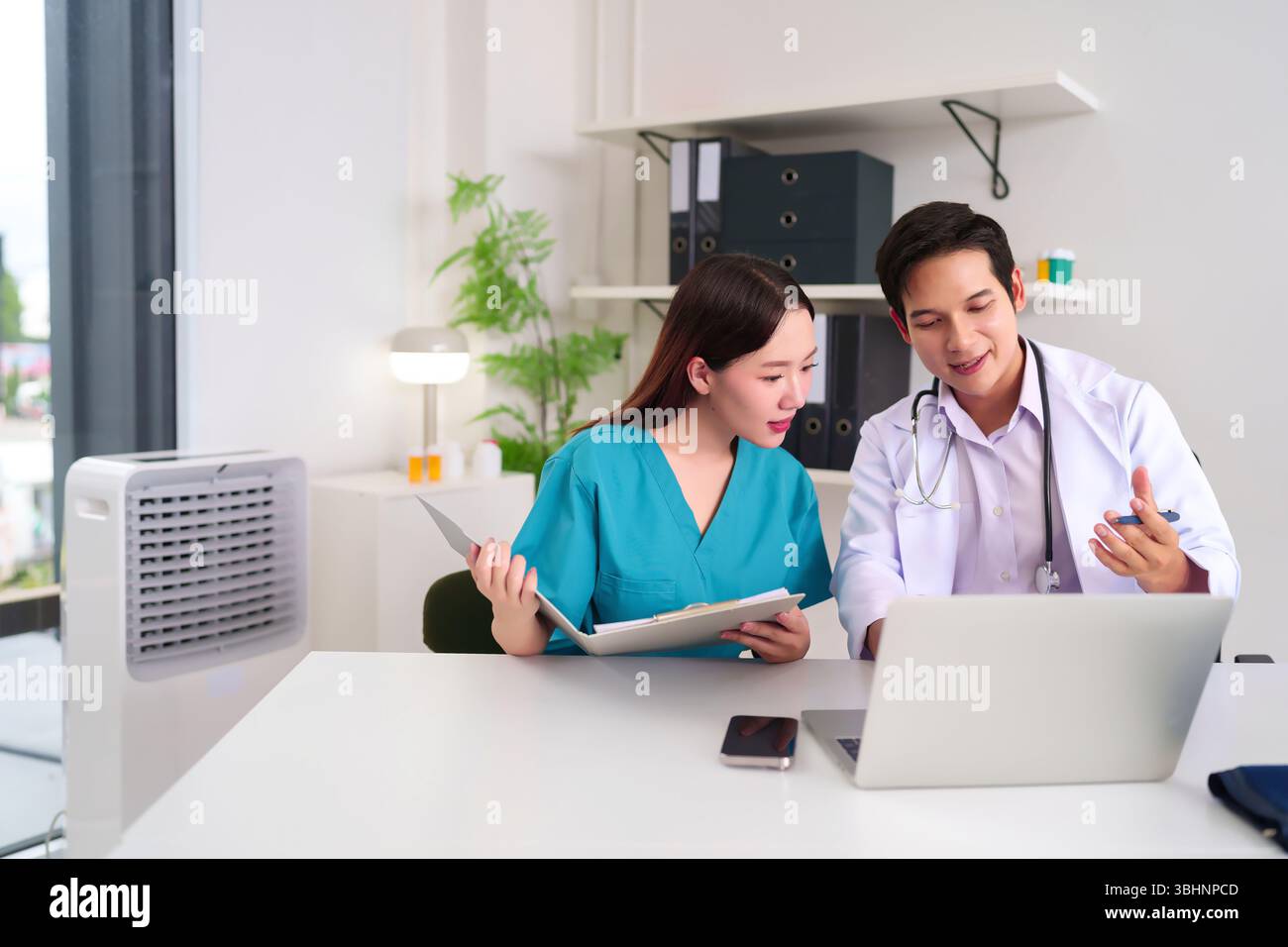 Medical team reviewing clipboard data hi-res stock photography and ...