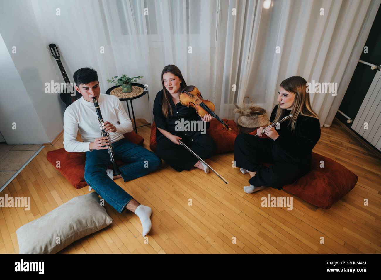 Friends playing musical instruments hi-res stock photography and images ...