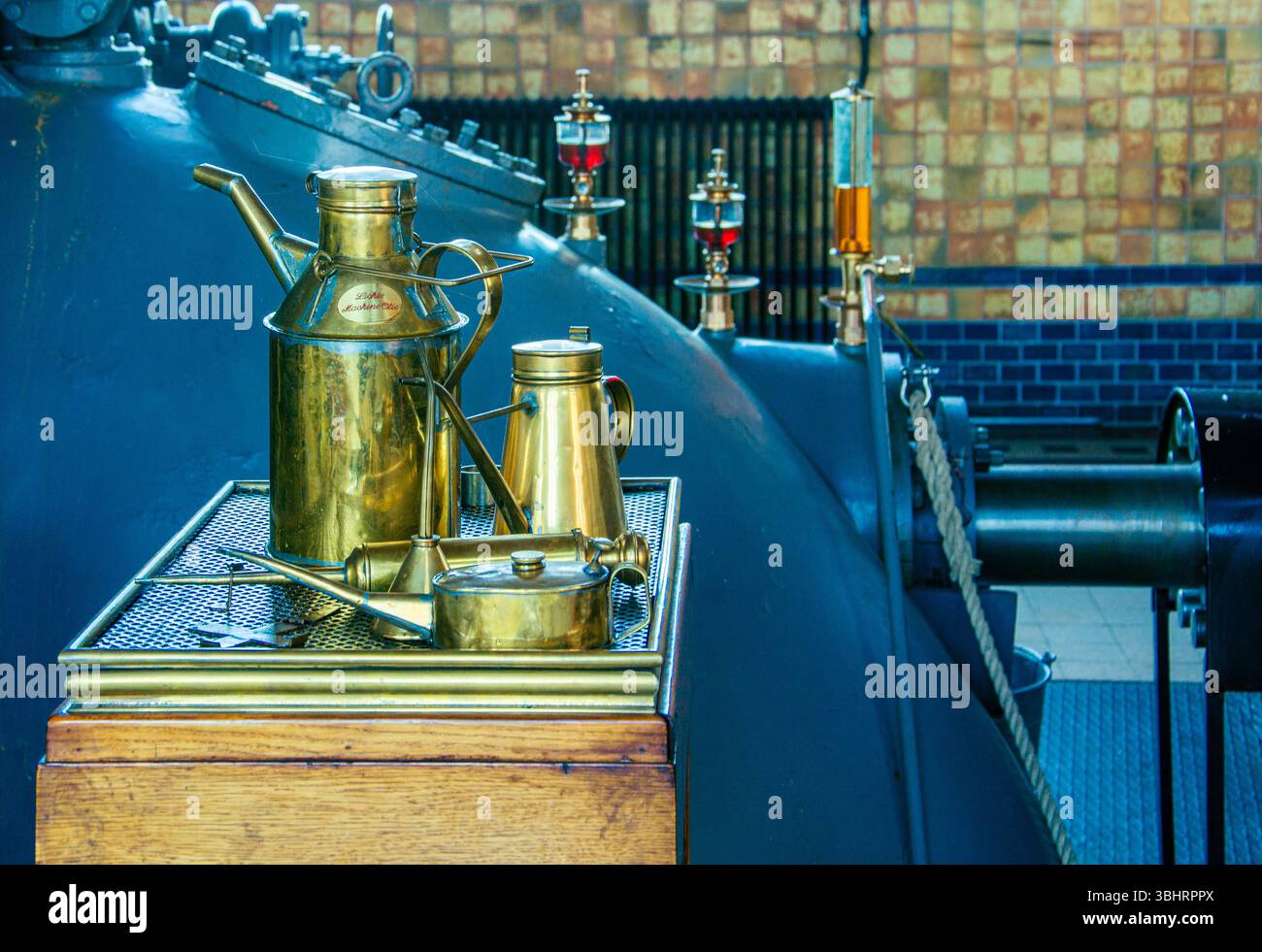 Vintage oil cans hi-res stock photography and images - Alamy
