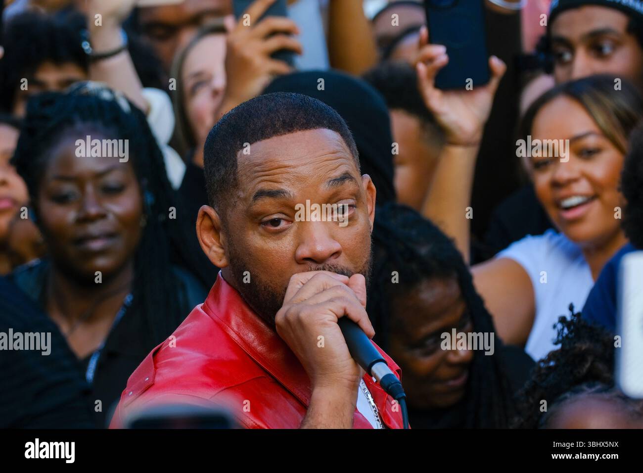 Celebrity performance kings cross hi-res stock photography and images ...