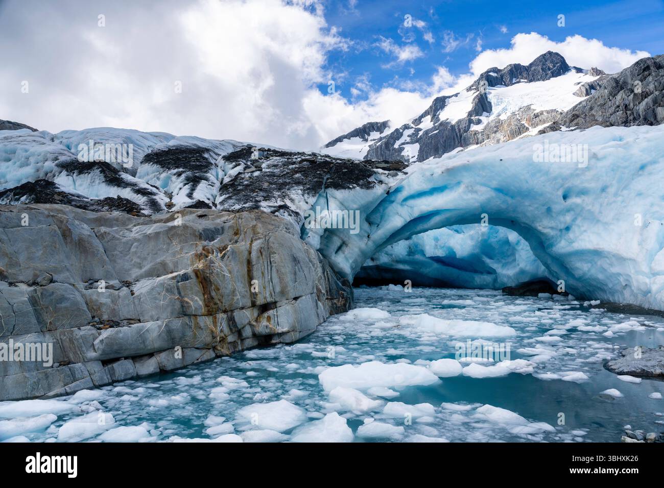 What can hikers expect at the glacier's edge?