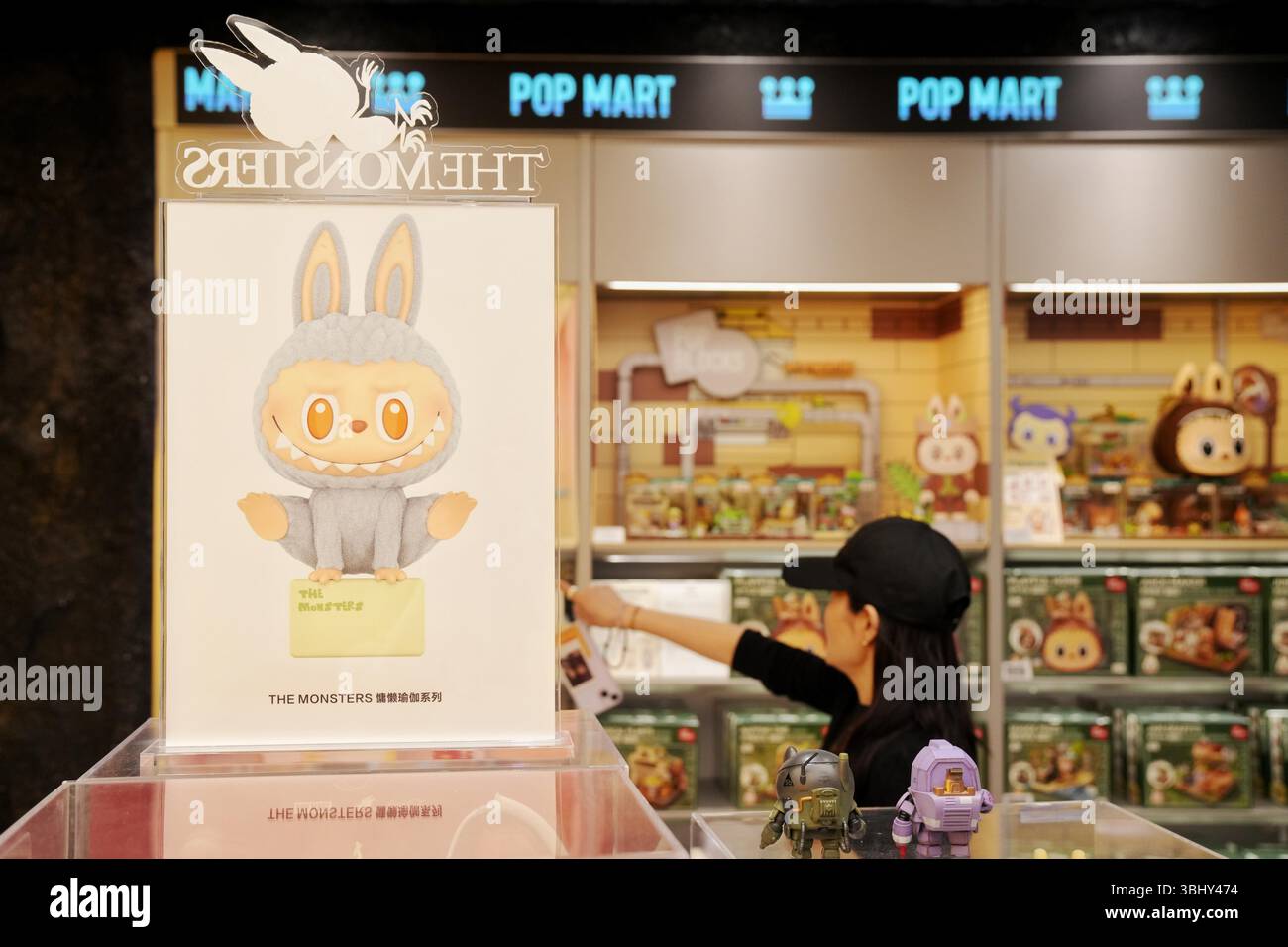 **CHINESE MAINLAND, HONG KONG, MACAU AND TAIWAN OUT** Consumers check ...