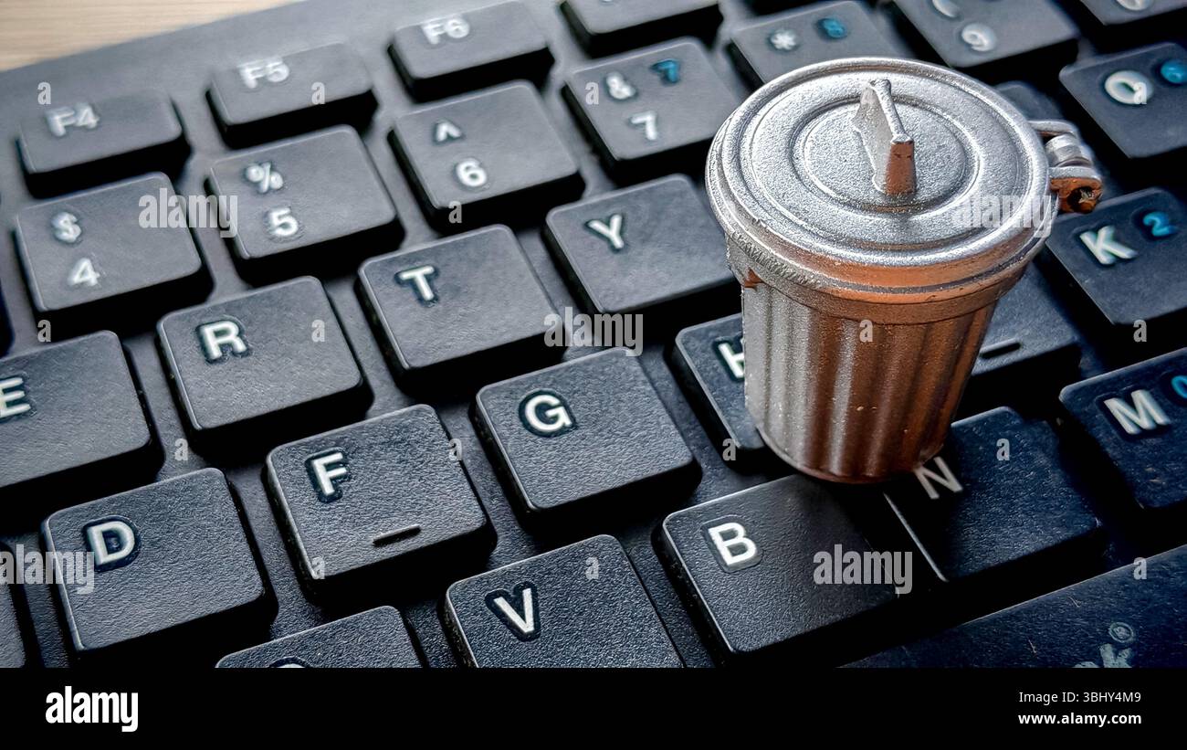 garbage bin on a computer keyboard Stock Photo