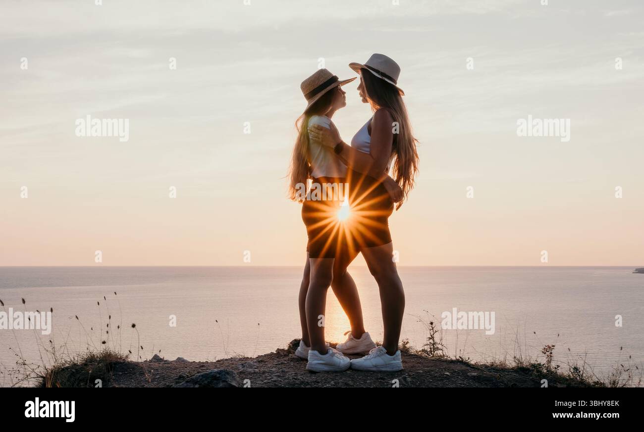 Silhouette couple embrace hi-res stock photography and images - Alamy