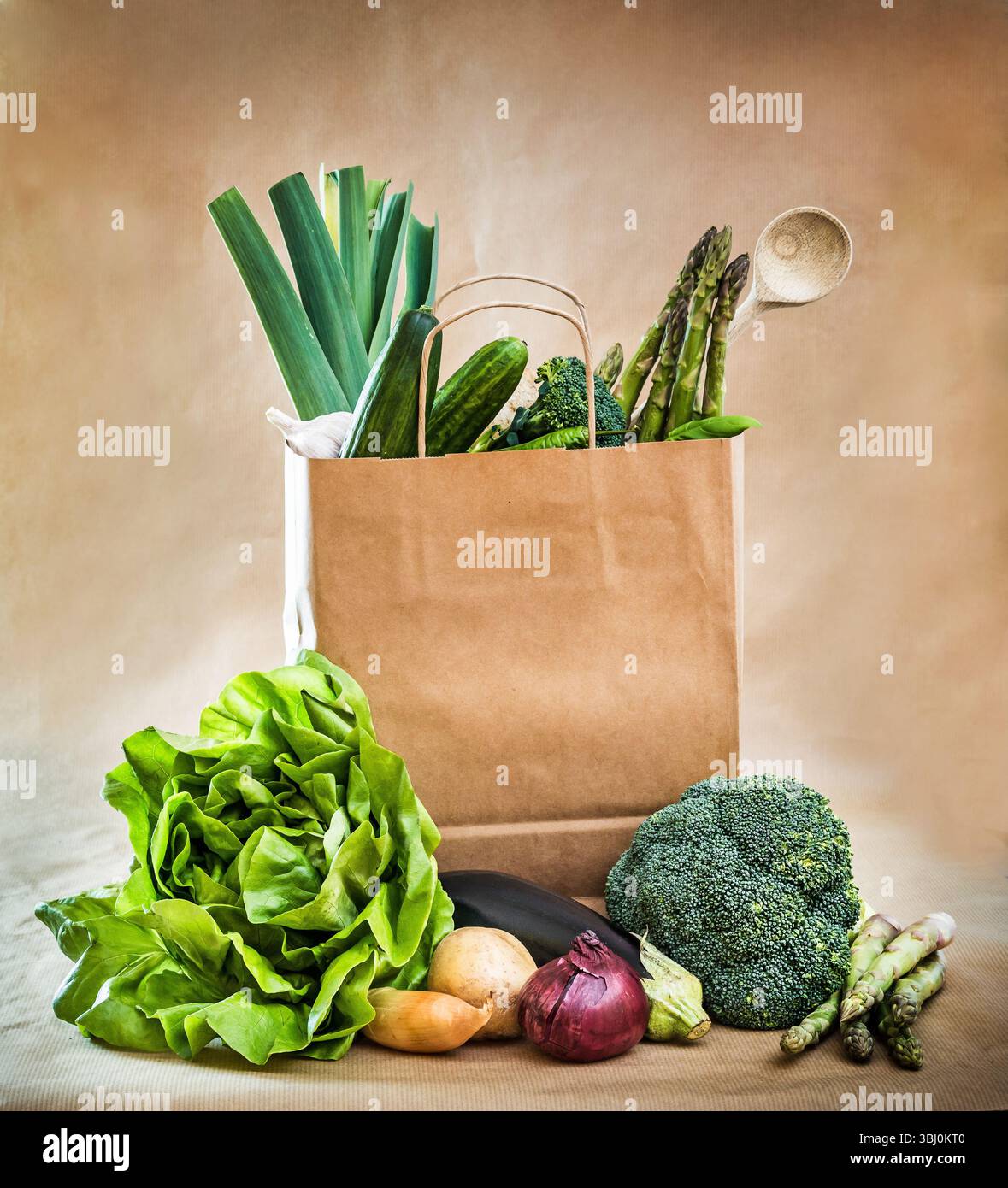 fresh vegetables in a brown paper bag Stock Photo - Alamy