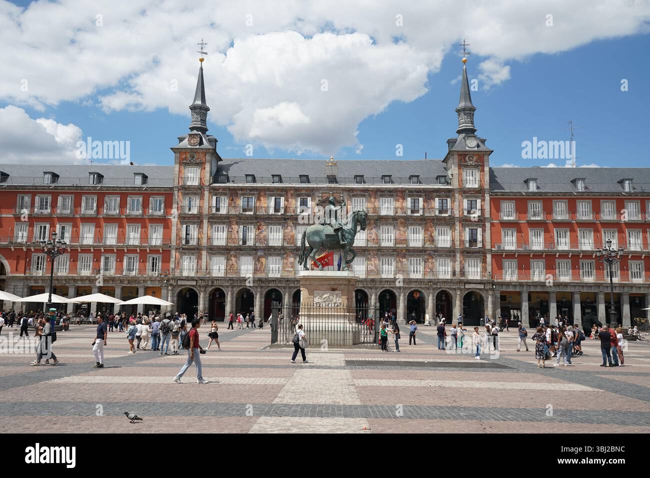 Madrid plaza mayor old hi-res stock photography and images - Alamy