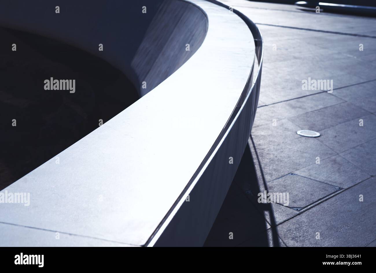 Sleek curved structure like hi-res stock photography and images - Alamy