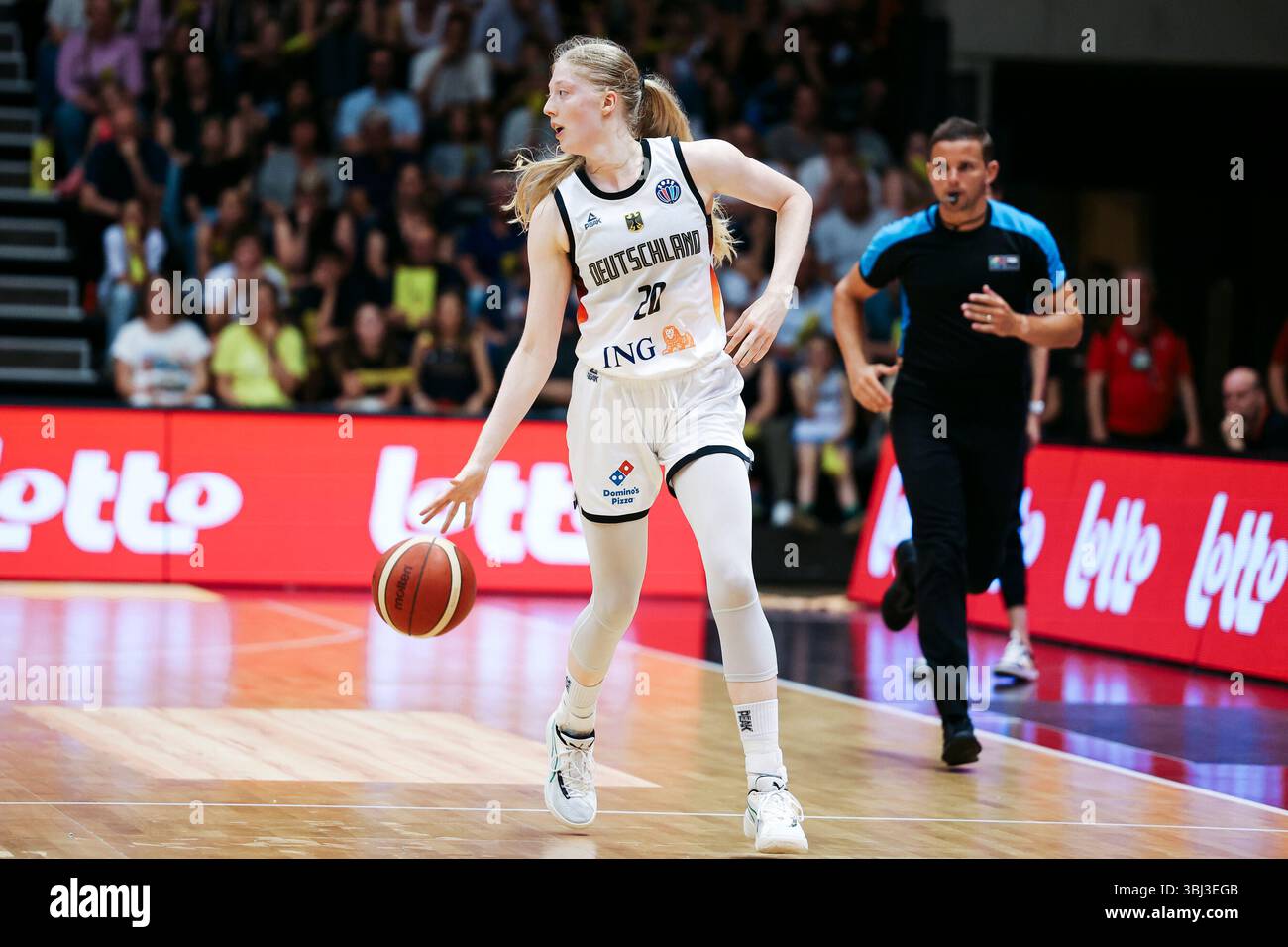 Frieda Mizzi B?hner (Deutschland, 20) am Ball Basketball Damen ...