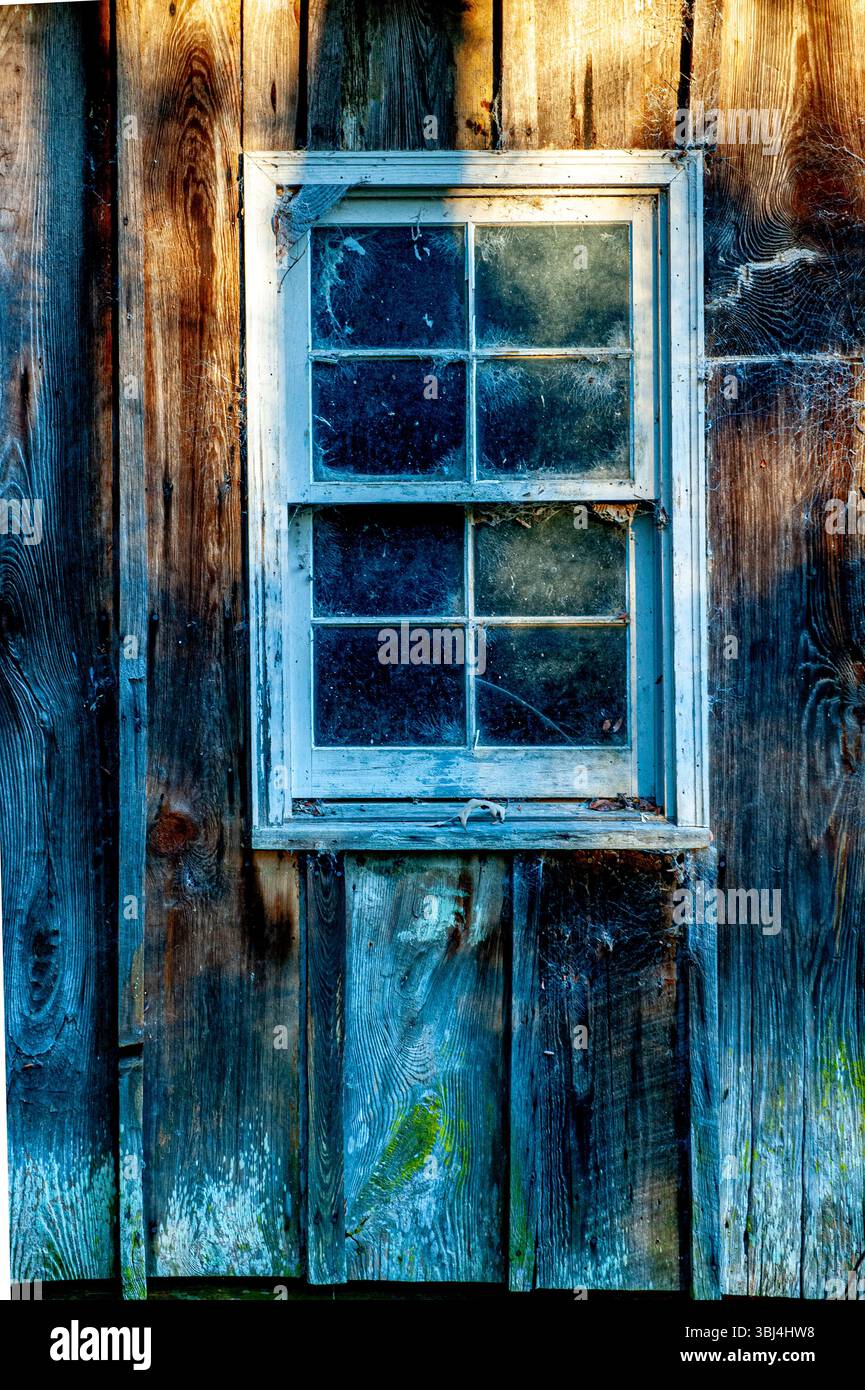 Dirty window on the wall of a rustic wood cabin Stock Photo - Alamy