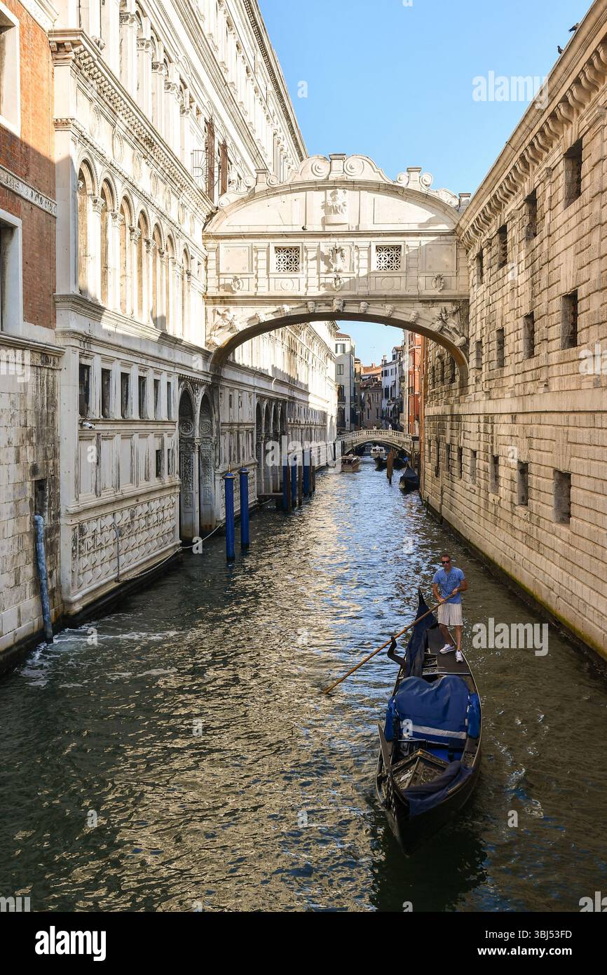 The Ponte dei Sospiri (Bridge of Sights) on Rio di Palazzo canal ...
