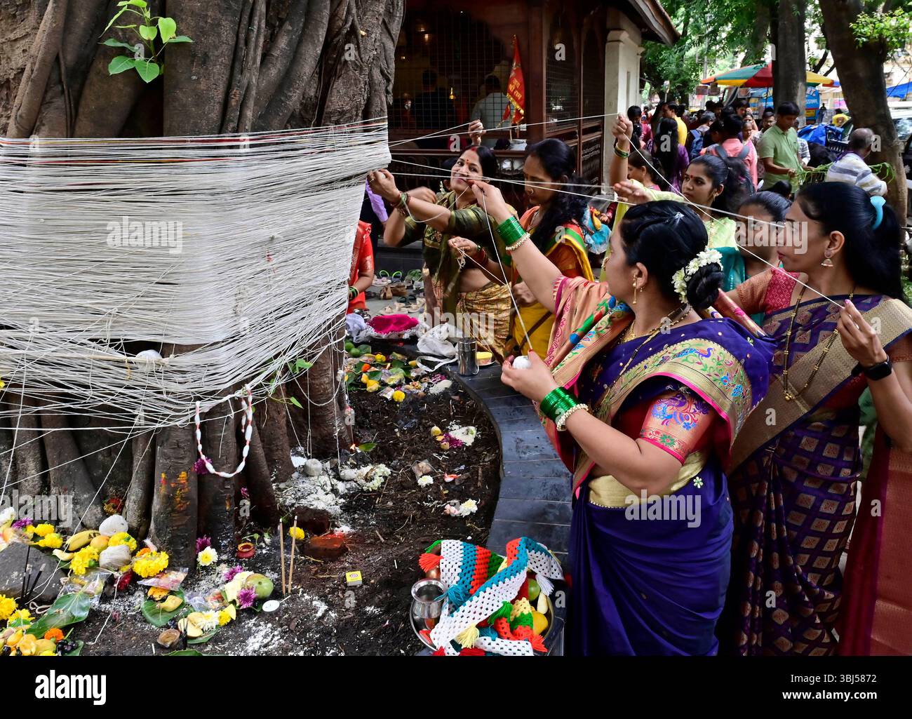 Mumbai, India. 13th June, 2025. MUMBAI, INDIA - JUNE 10: Women's tying ...