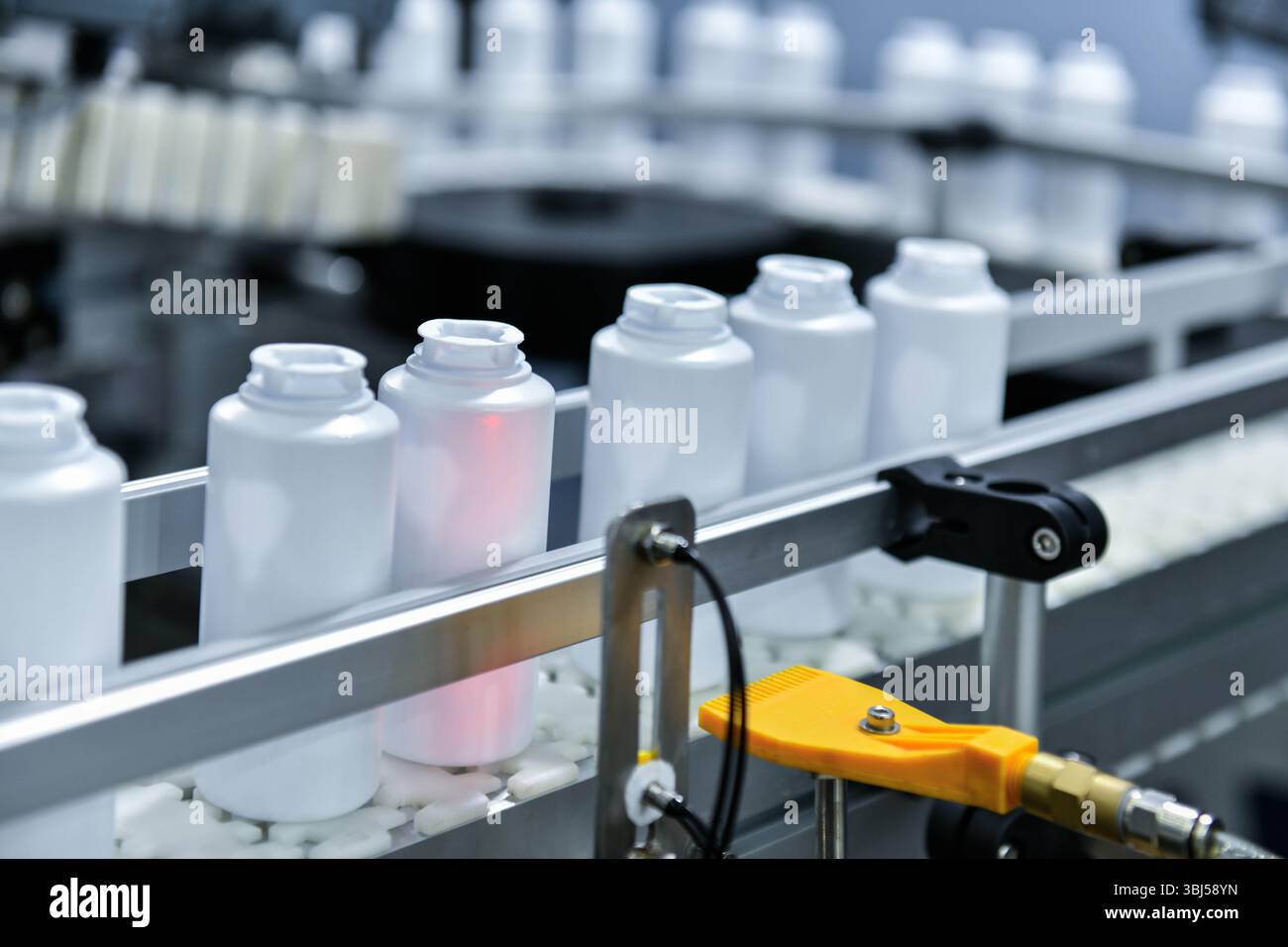 High speed counting and automatic tablet bottling machine in the ...