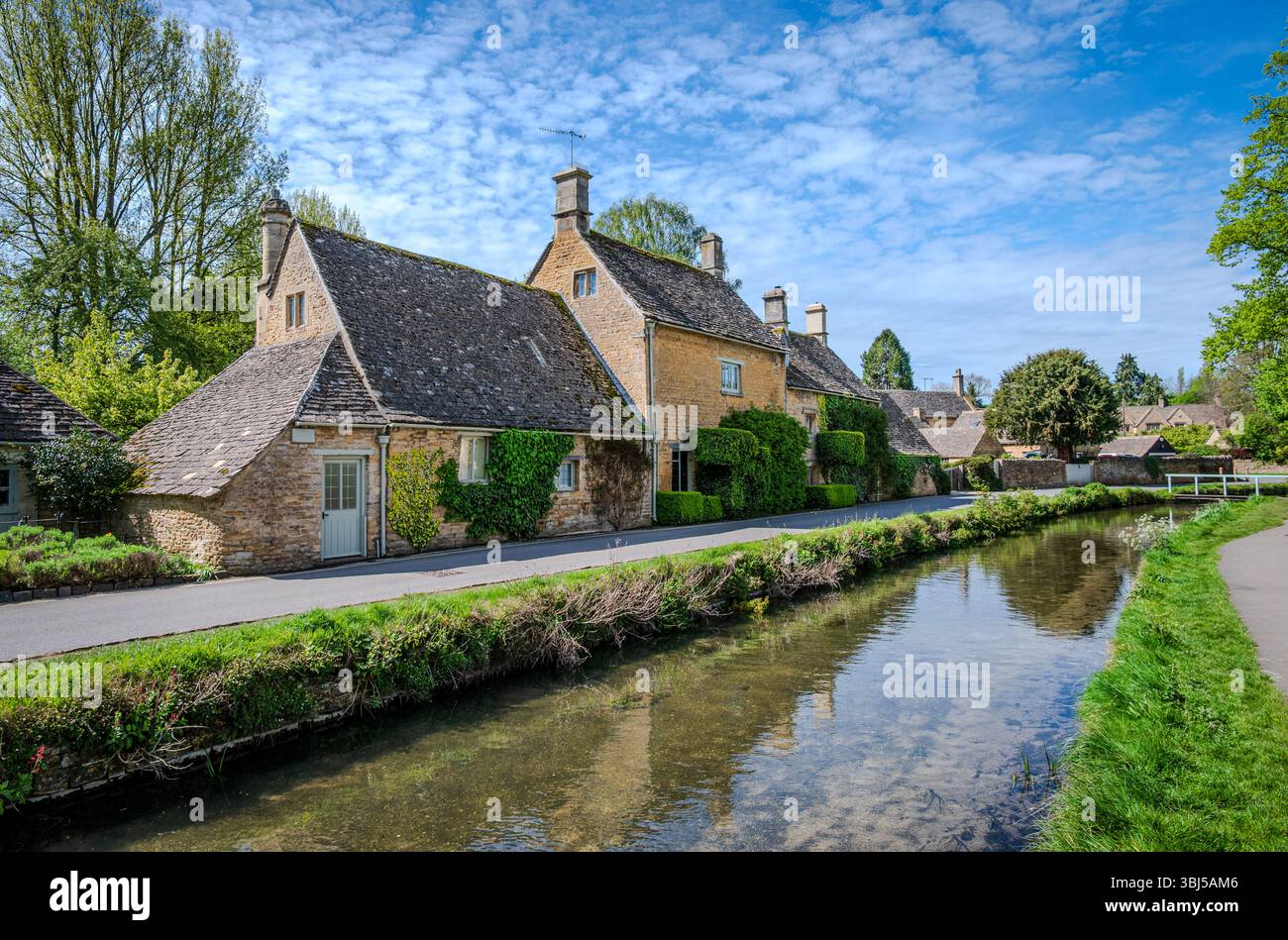 upper-slaughter-s-limestone-cottages-line-the-banks-of-the-river-eye