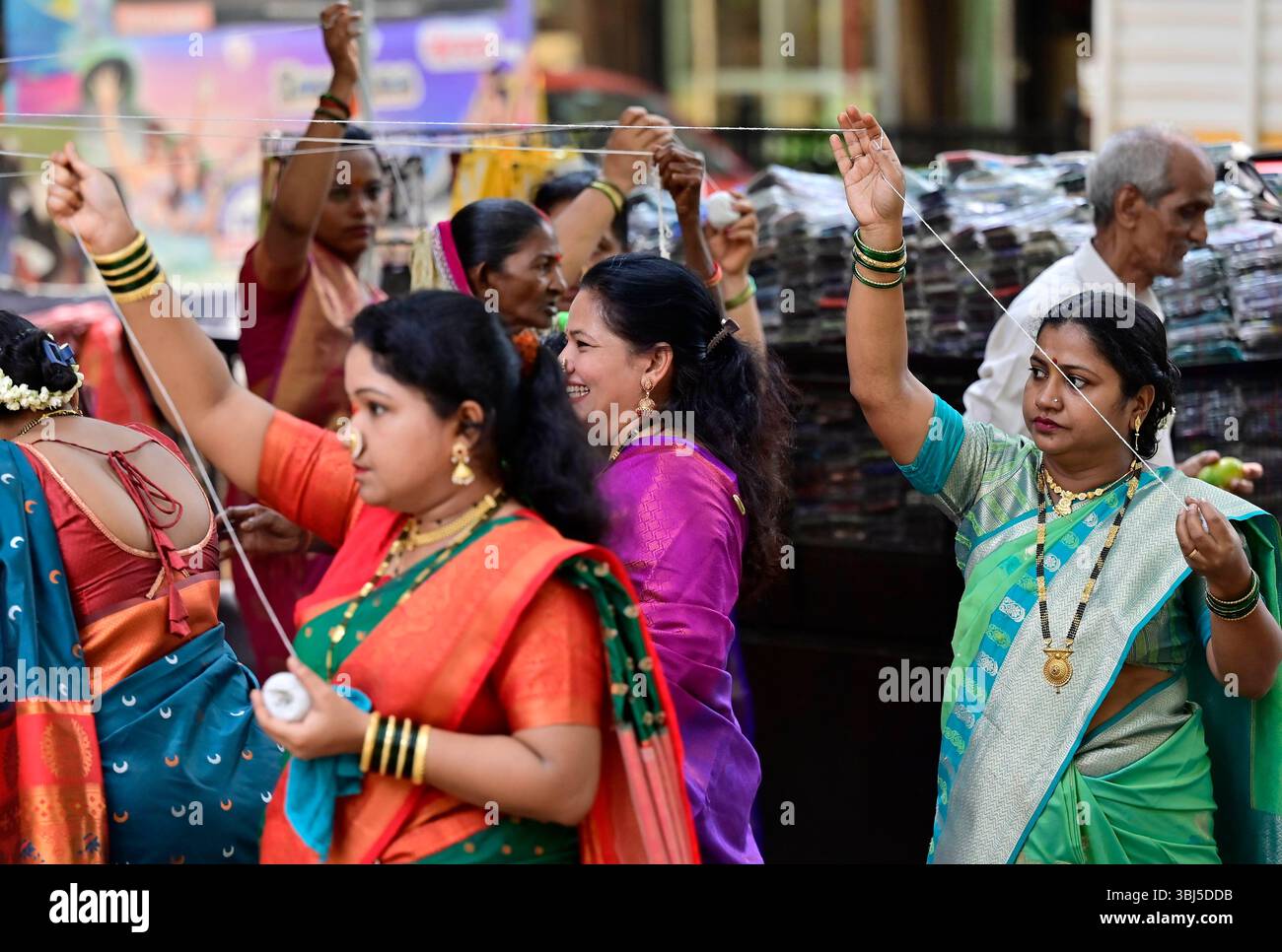 Mumbai, India. 13th June, 2025. MUMBAI, INDIA - JUNE 10: Women's tying ...