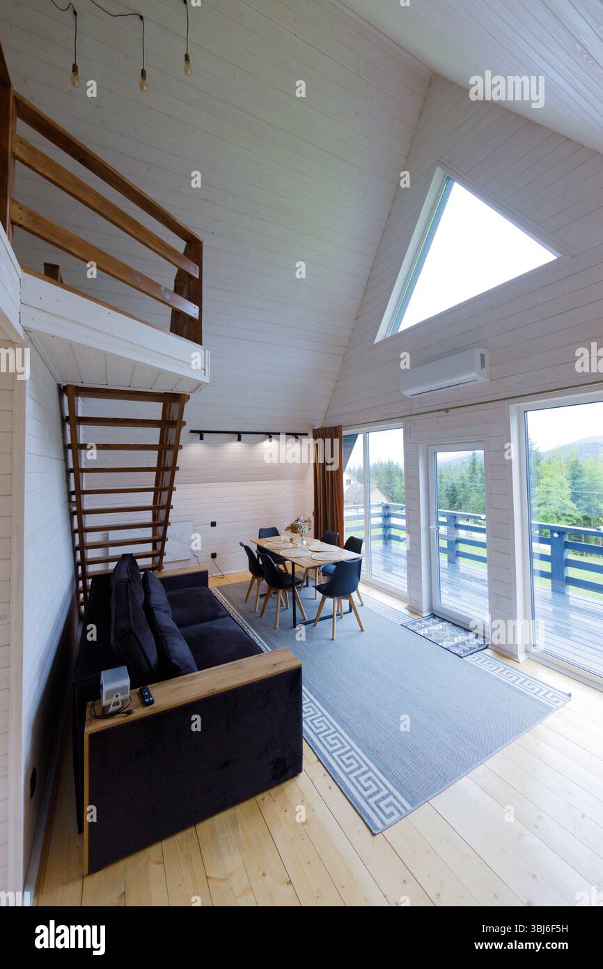 Contemporary cabin large windows set hi-res stock photography and ...