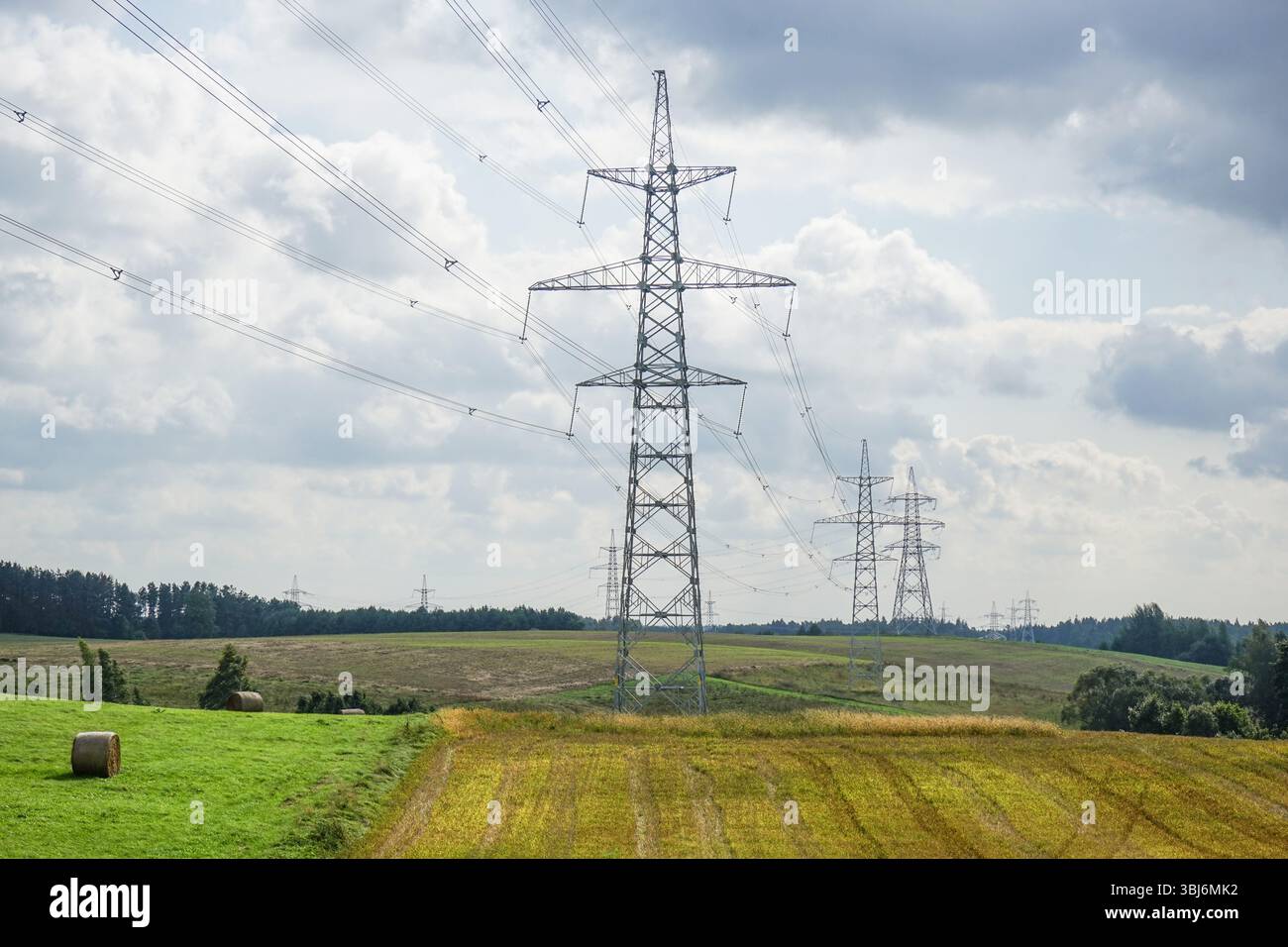 Overhead power distribution system hi-res stock photography and images ...