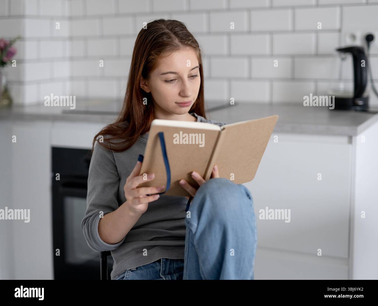Teen girl reading book chair hi-res stock photography and images - Alamy