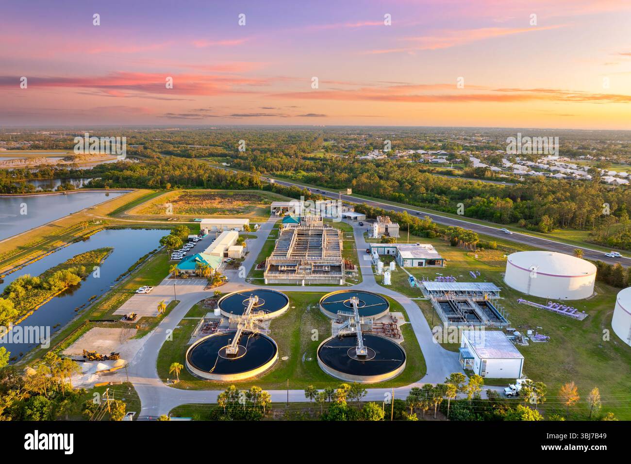 Large-scale industrial water treatment plant purifying and recycling ...