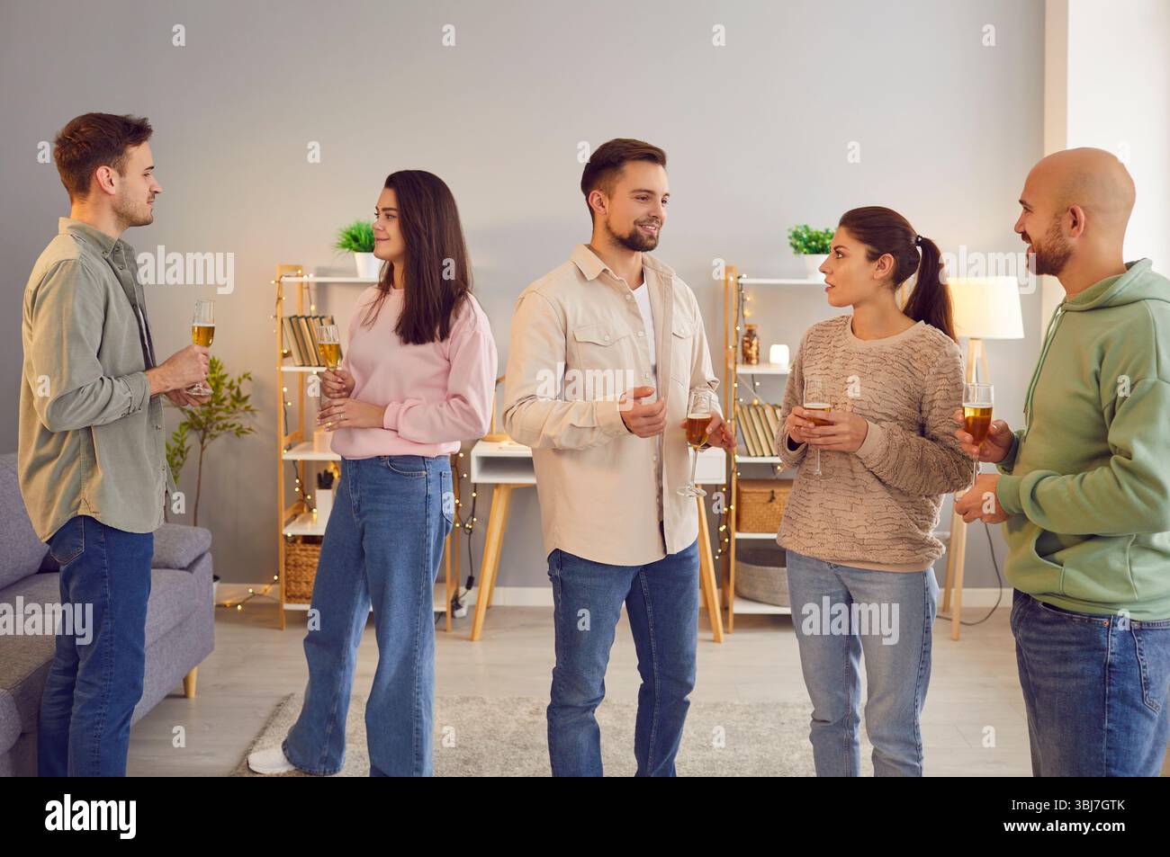 Diverse friend group hi-res stock photography and images - Alamy