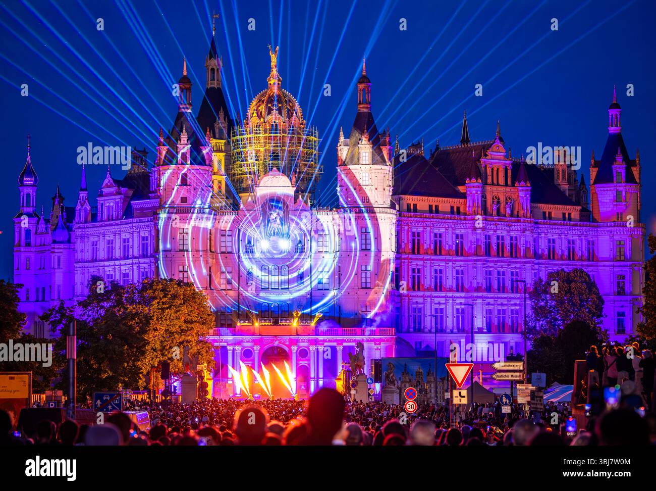 13 June 2025, Mecklenburg-Western Pomerania, Schwerin: Thousands of ...