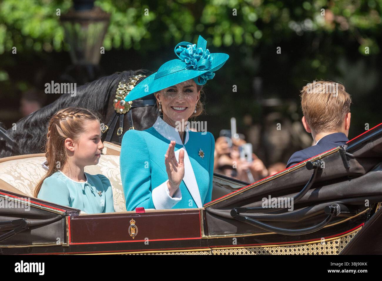 How does royal fashion influence public perception?