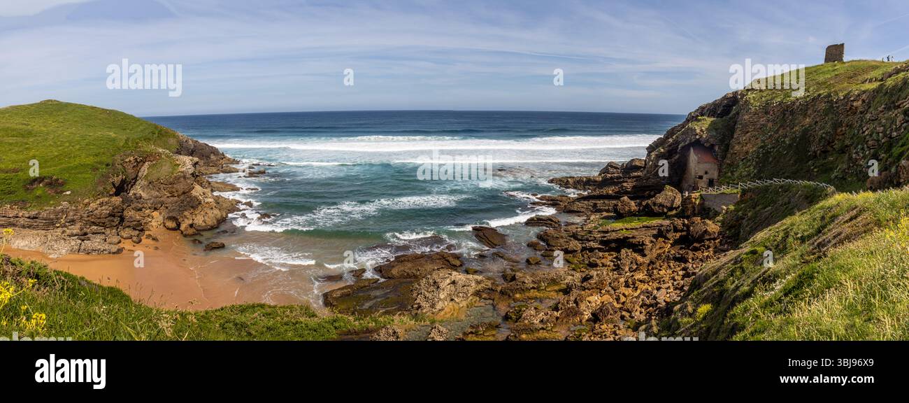 Ermita de Santa Justa, enclavada en un acantilado con vistas al mar Cantábrico.  Al fondo, las olas rompen contra las rocas. Ubiarco, España Stock Photo