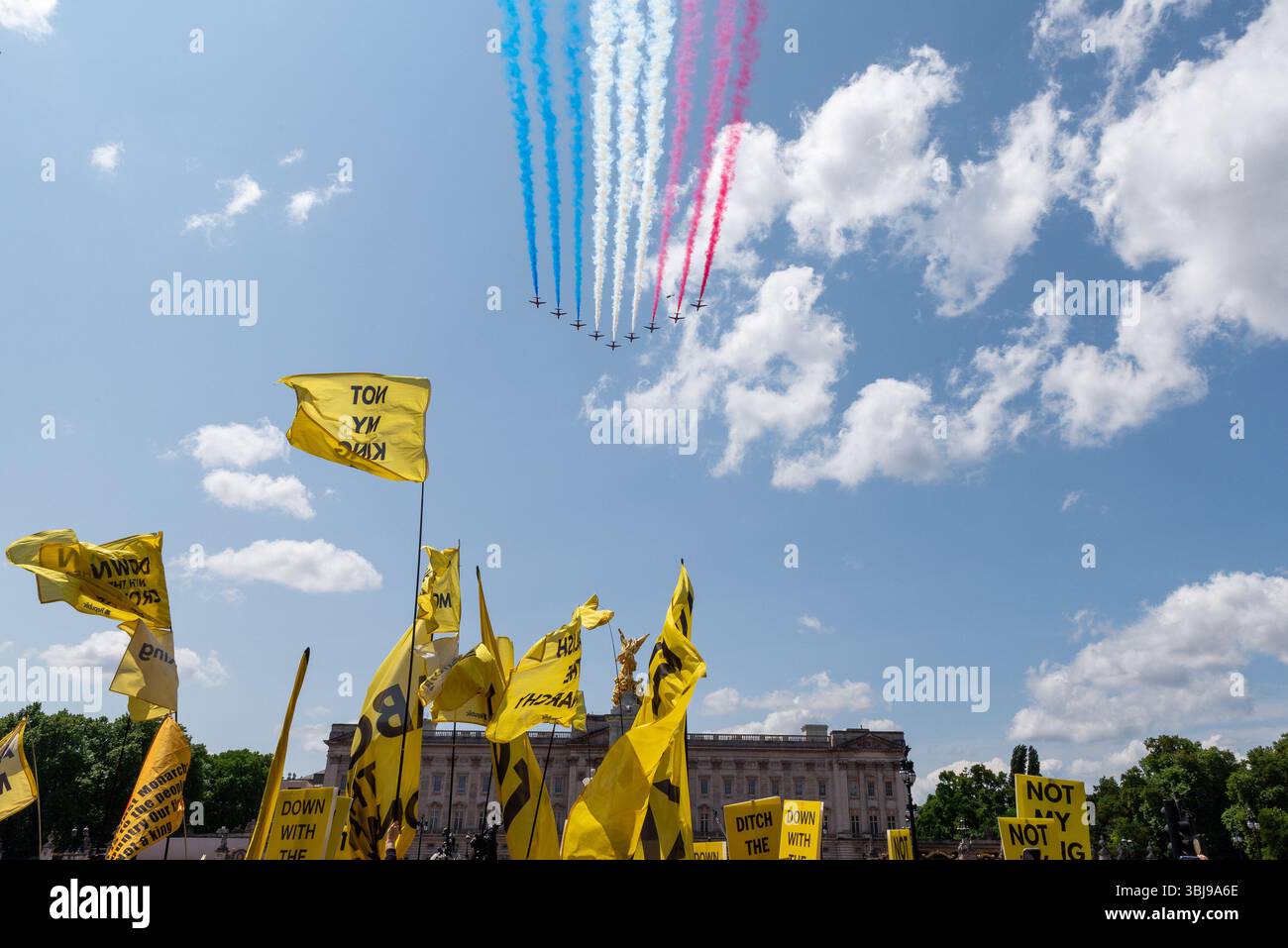 The Mall, Westminster, London, UK. 14th Jun, 2025. The Royal Family have returned to Buckingham Palace after the Trooping of the Colour ceremony, to view the King’s Birthday Flypast from the balcony. Royal Air Force Red Arrows trailing their red, white and blue smoke. Protesters took to The Mall as the flypast went overhead Stock Photo