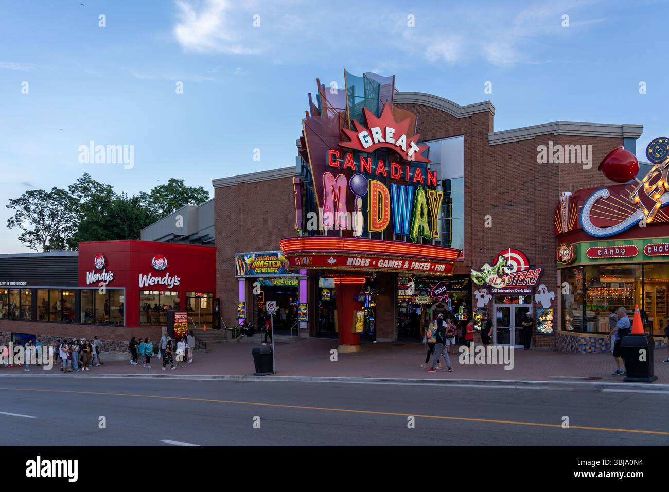 Street view niagara falls canada hi-res stock photography and