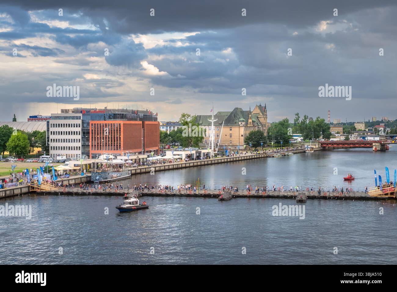 Bustling scene featuring ships hi-res stock photography and images - Alamy