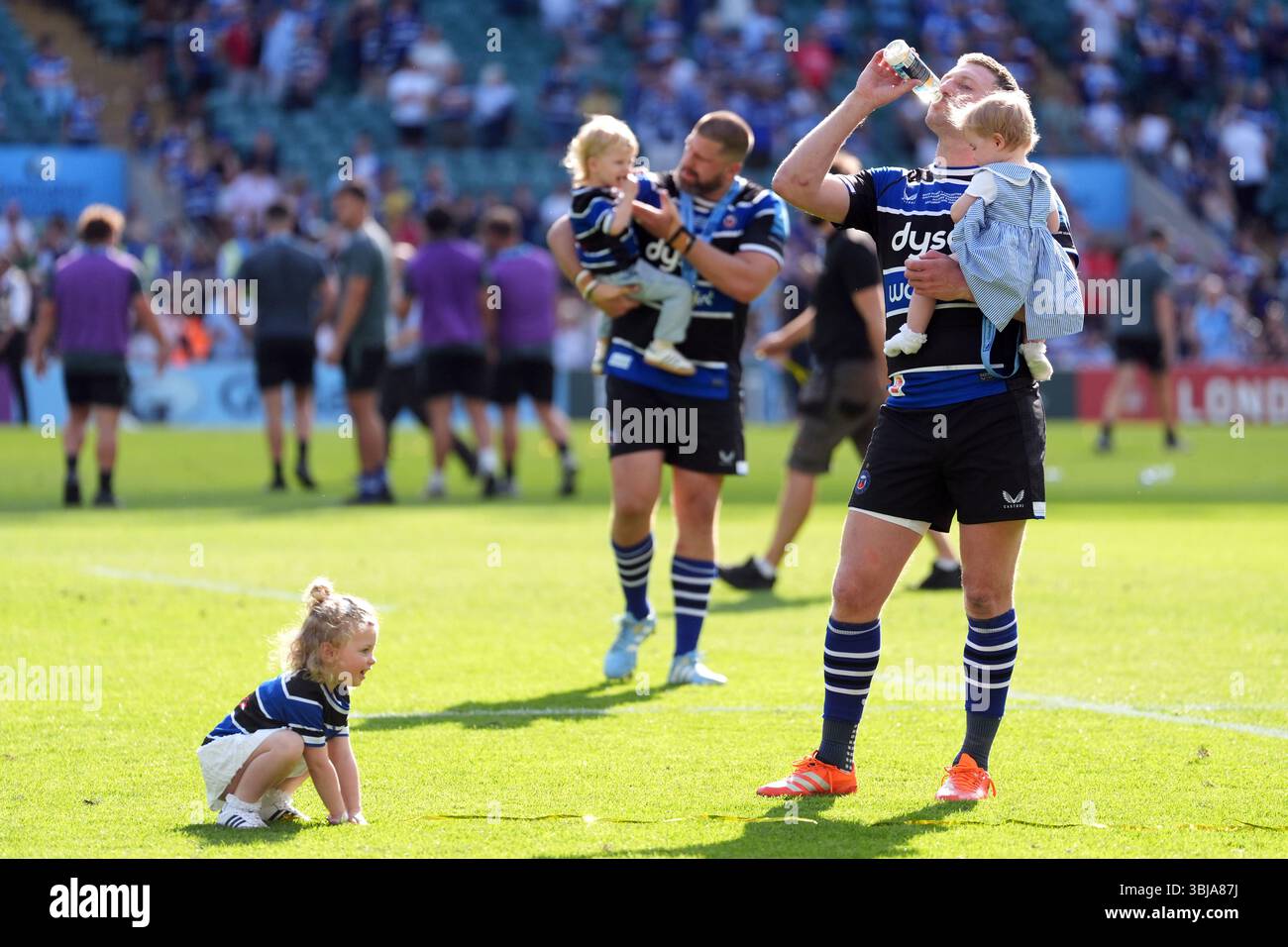 Bath Rugby's Finn Russell with daughters Charlie (left) and Skye after ...