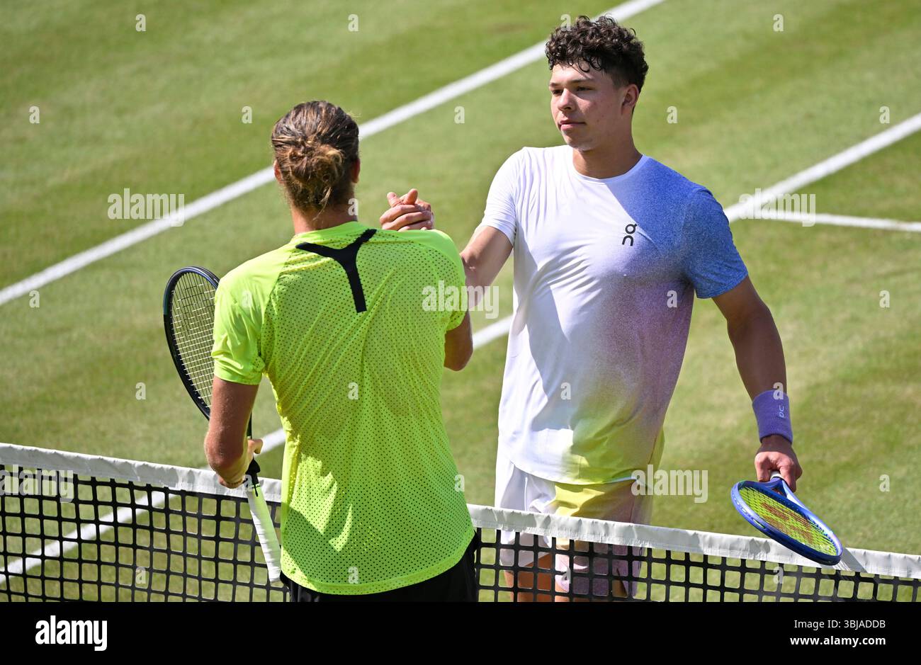 Ben Shelton USA Gratuliert Alexander Zverev GER Zum Matchgewinn 