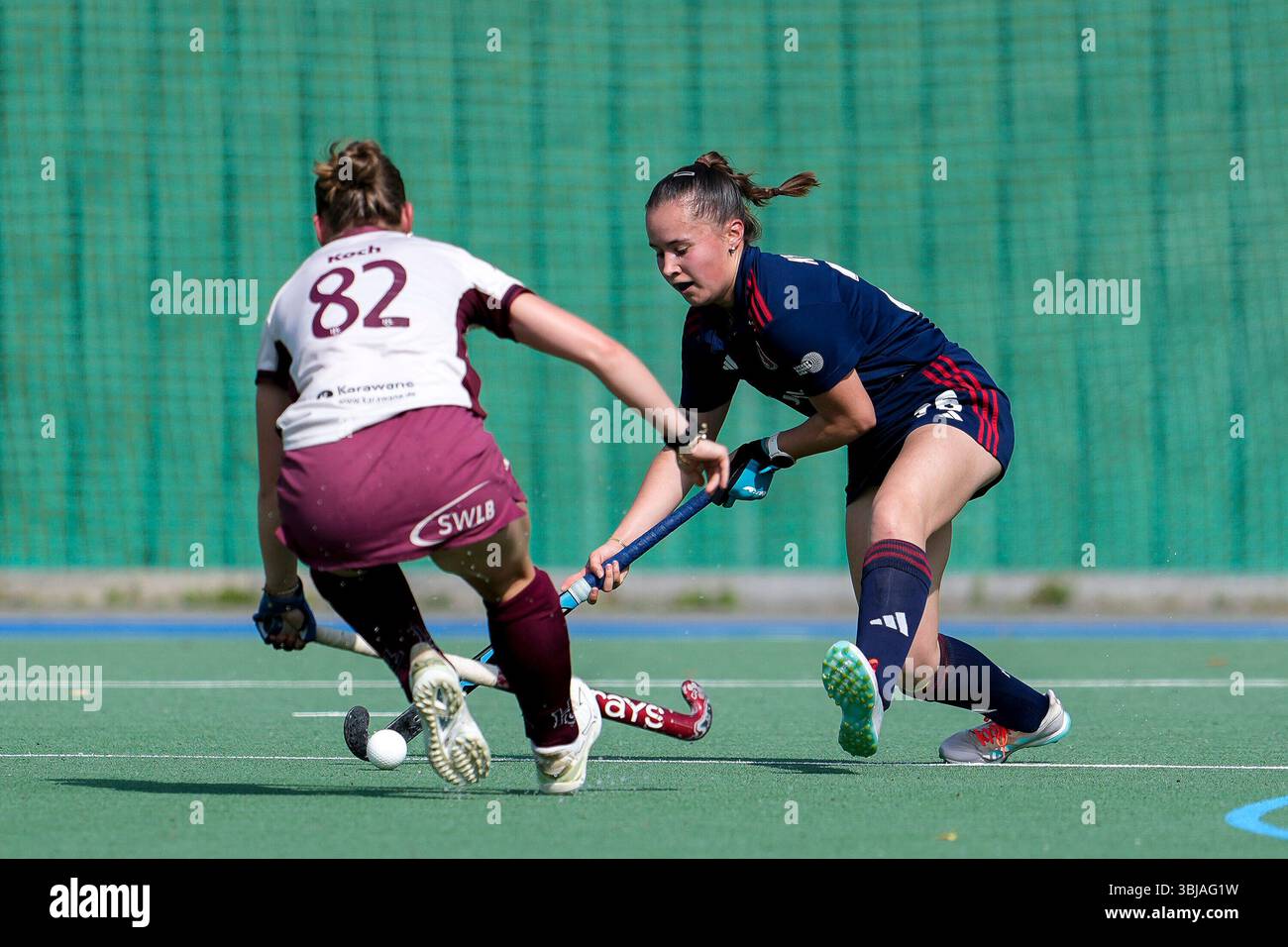 v.li.: Carlotta Koch (HCL, 82), Felicitas Knorre (FHC, 26), Zweikampf ...
