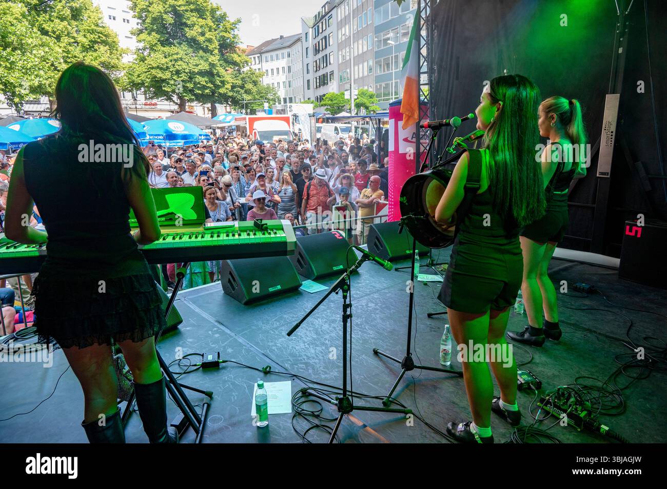Muenchen, beim 867. Stadtgeburtstag auf der Buehne am Rindermarkt die ...