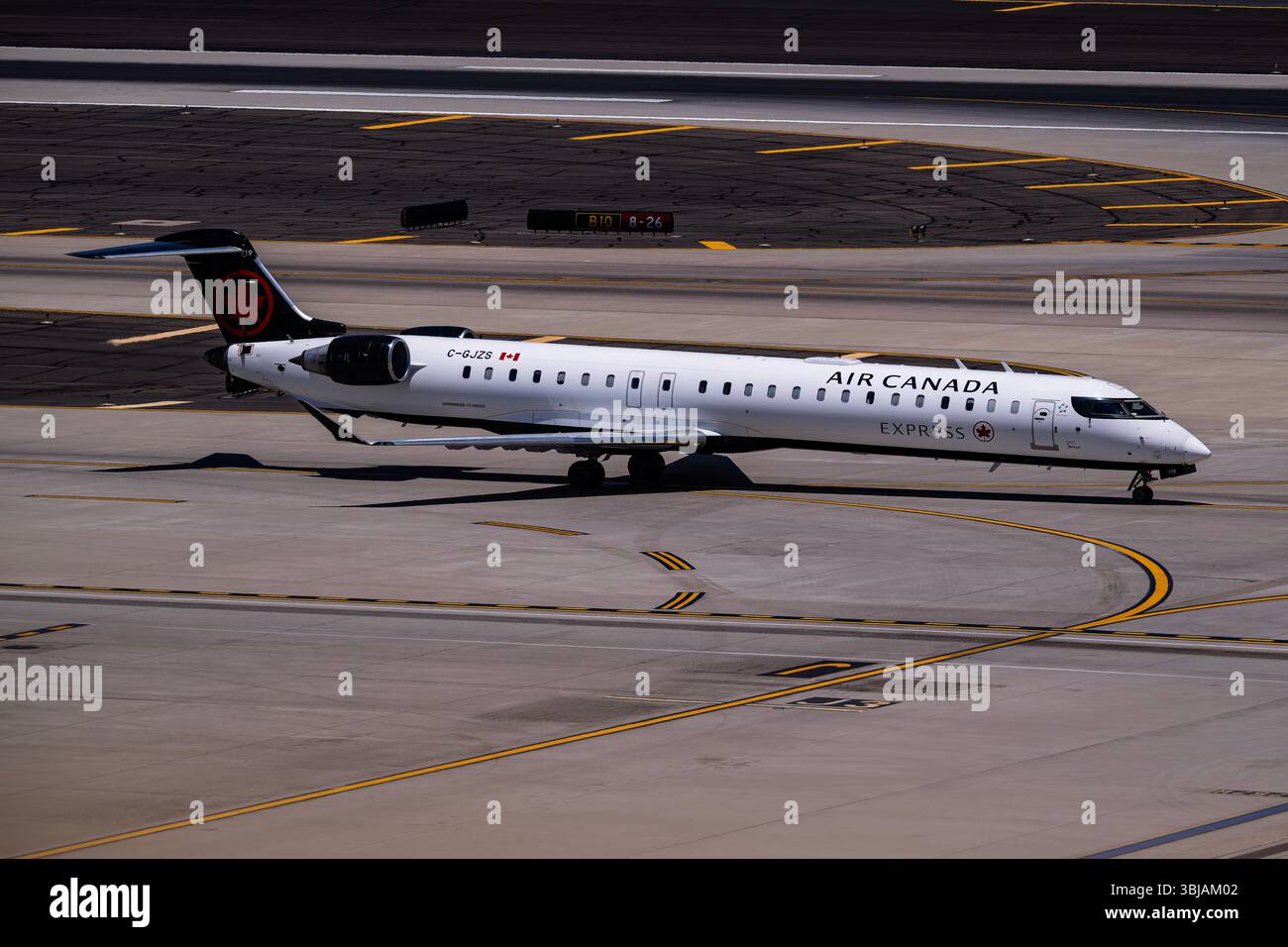 Bombardier crj900 air canada hi-res stock photography and images - Alamy