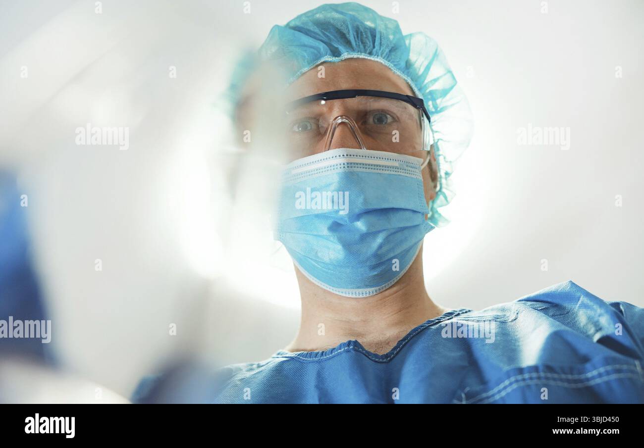 Male anesthesiologist giving gas mask to patient Stock Photo - Alamy