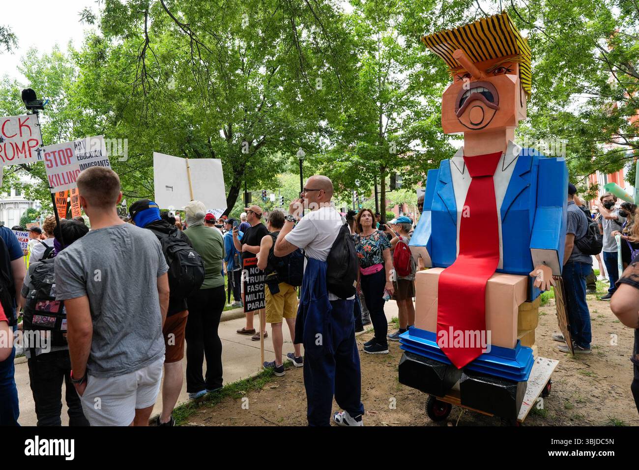 Protest Puppet Washington Dc, United States. 14th June, 2025. A large puppet of Donald ...